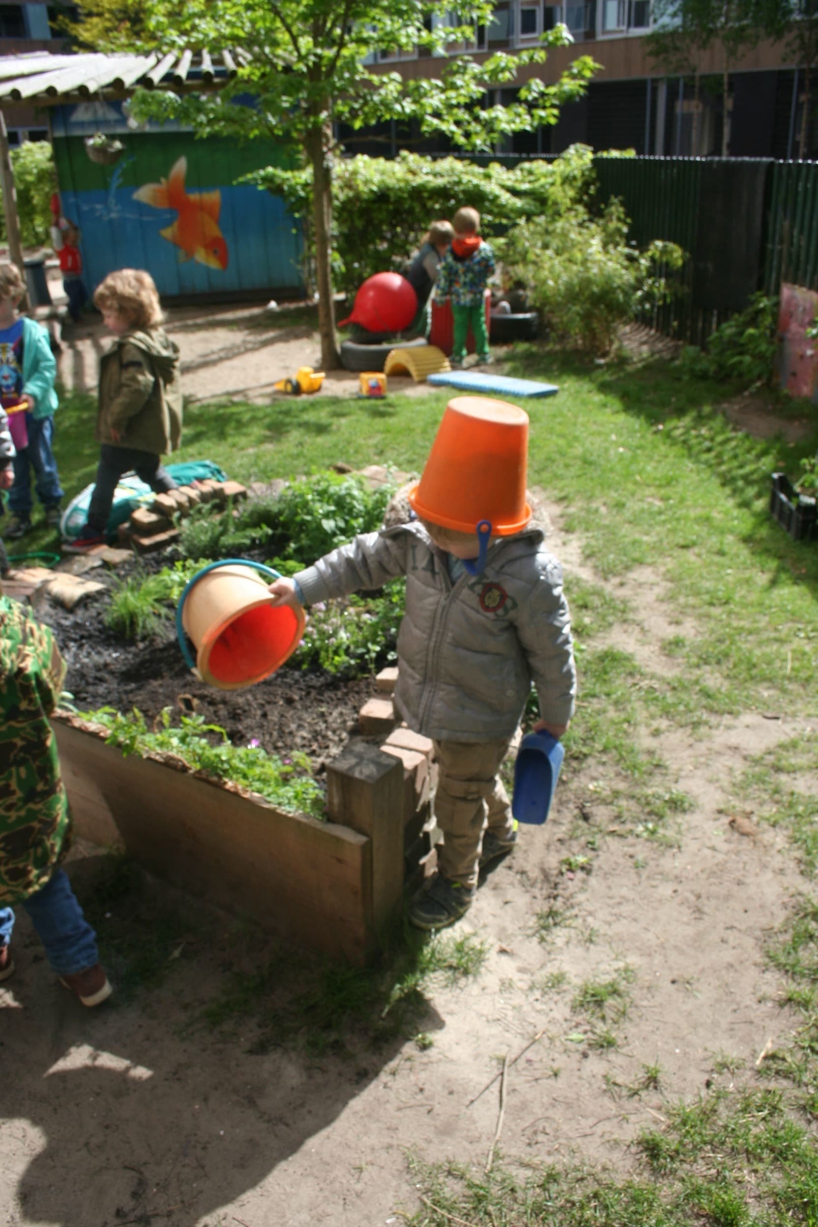 Enfants arrosant le jardin