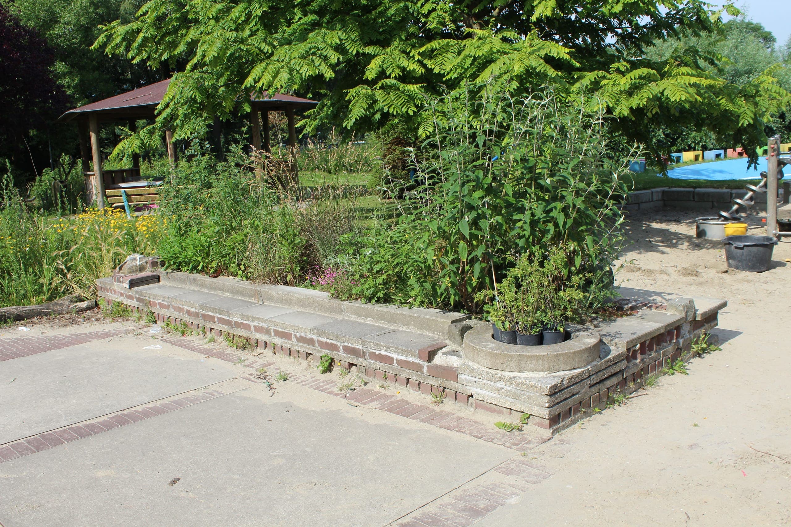 Jardinière-banc intégrée