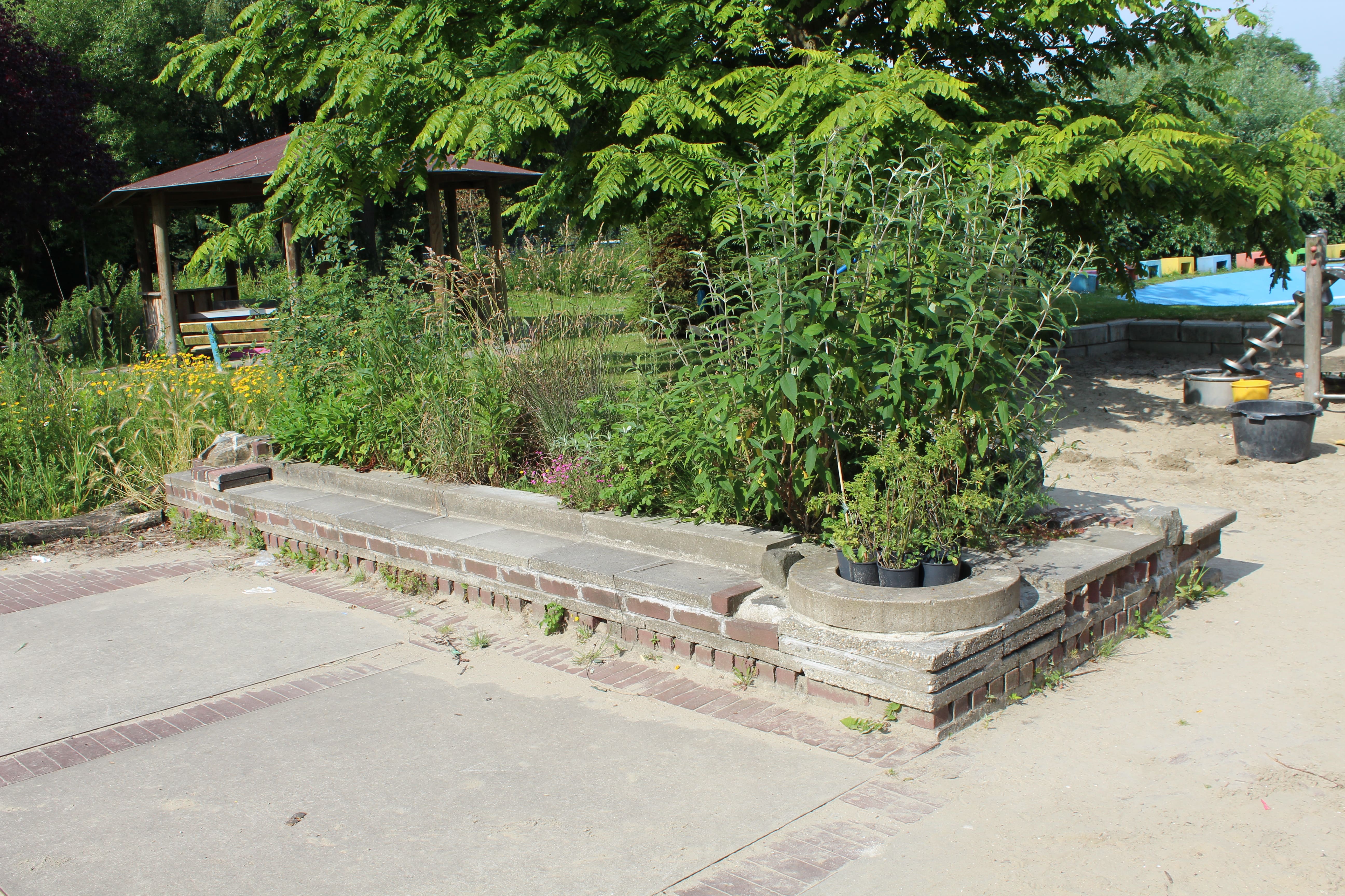 Jardinière-banc intégrée